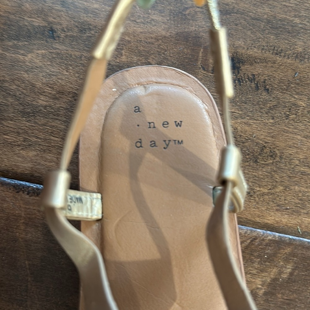 a new day good condition sandle - Picture 2 of 4